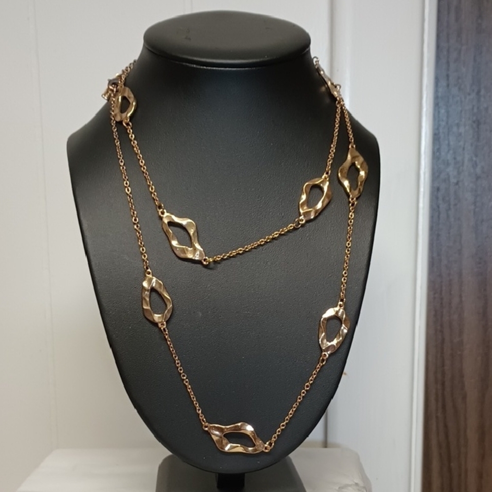 Elegant Gold Toned Daisy Fuentes Necklace